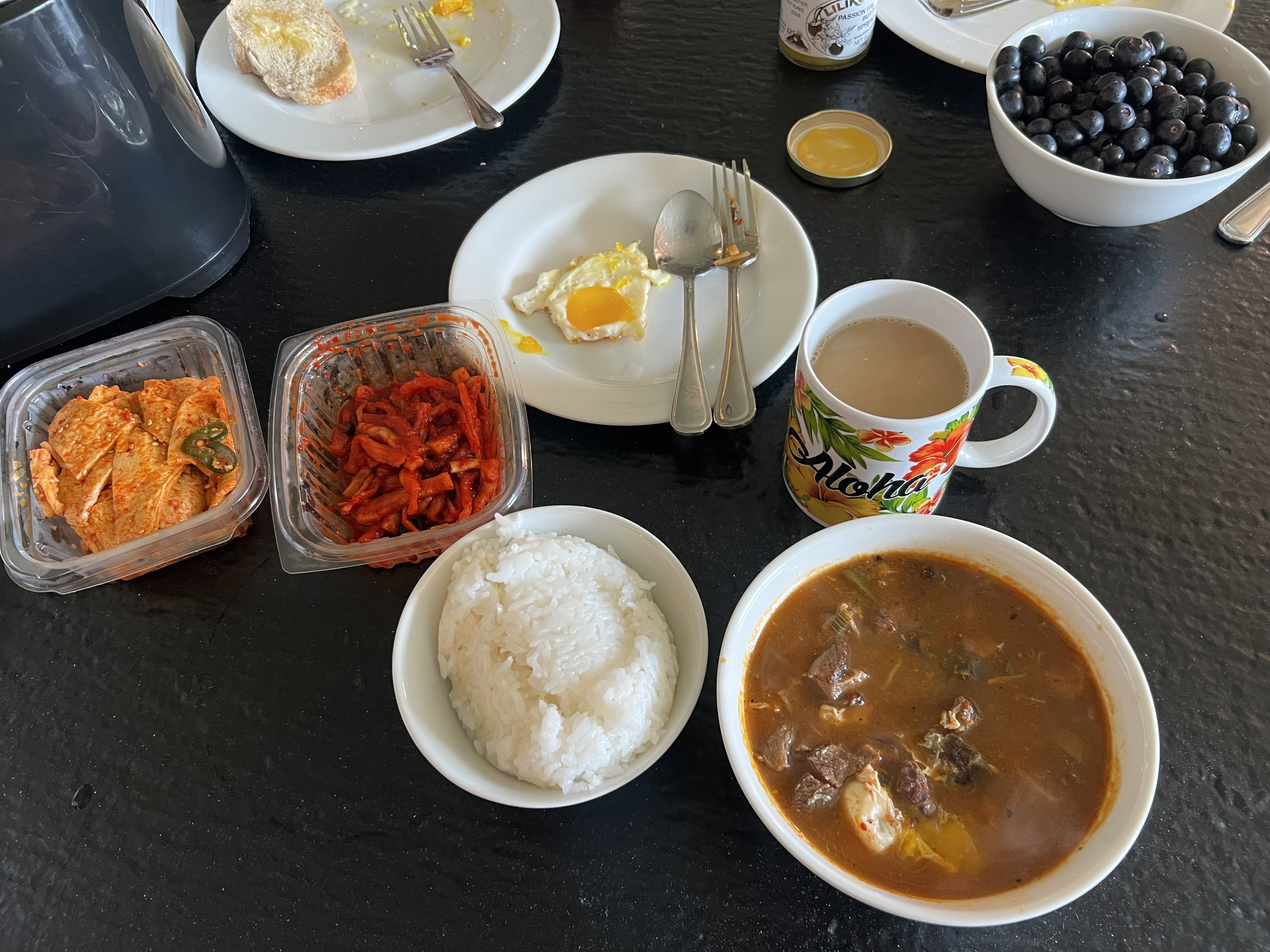 한국이라는걸 잊을수 없다. 반찬은 시애틀 한인 마트에서 